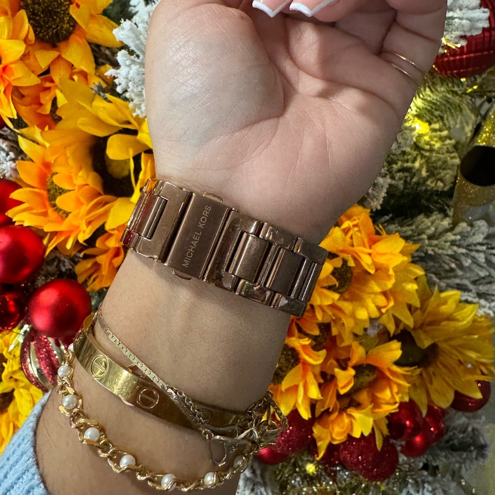 ONE DAY SALE💫

SALE🌸MICHAEL KORS chronograph rose gold watch ✨ - Picture 11 of 11
